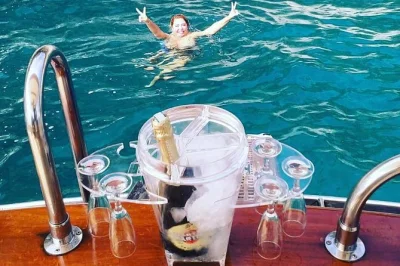 Navegue pela costa amalfitana em um passeio de barco clássico em grupo pequeno, com paradas em amalfi e positano, mergulhos em enseadas escondidas, prosecco, petiscos e equipe local inclusos.