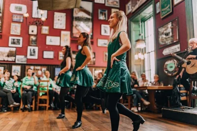 Vivi l’energia della serata di danza irlandese a dublino al merchants arch bar. musica dal vivo, lezioni di ballo di gruppo e artisti locali. tavolo riservato incluso.