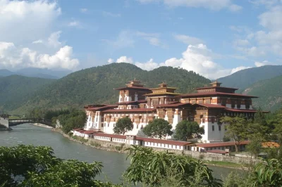 Feel the spirit of bhutan on a 7-day journey from paro to thimphu, phobjikha & punakha. hike tiger’s nest, visit farmhouses, meet locals—includes visa & hotels.