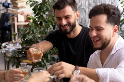 Erlebe athens food-tour ab monastiraki, schlendere durch märkte & genieße lokale meze mit guide. inkl. mittagessen, wein & stopps in psiri & evripidou straße.