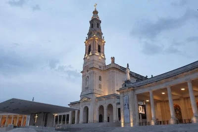 Découvrez le sanctuaire de fátima, savourez la ginjinha à Óbidos et admirez les vagues de nazaré lors d’une journée guidée au départ de lisbonne. transport, guide et entrées inclus.
