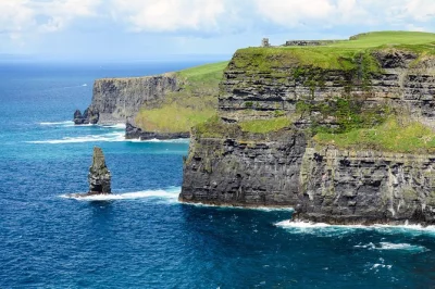 Vivi il vento dell’atlantico alle cliffs of moher, esplora le rocce selvagge del burren e immergiti nelle strade piene di musica di galway in questo tour guidato con pranzo incluso.