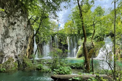 Descubre las cascadas de plitvice y los molinos junto al río en rastoke en una excursión de día completo desde zagreb. incluye entrada, recogida en hotel y guía local.