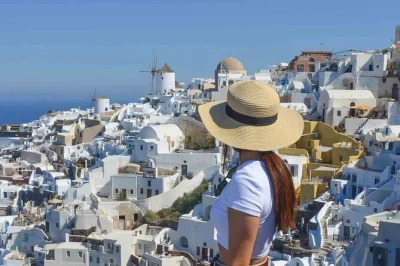 Scopri santorini con un tour in piccolo gruppo tra oia, pyrgos e il monastero di profeta elia. degustazione vini opzionale, guida locale e trasferimento inclusi.