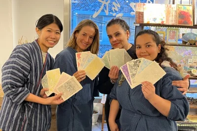 Sinta a textura do papel washi feito à mão em asakusa, tóquio. crie seus próprios cartões com um instrutor local, vista o tradicional samue e leve suas criações para casa. oficina em grupo pequ
