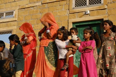 Découvrez les villages authentiques du désert du thar près de jaisalmer, partagez un chai avec les habitants, savourez un déjeuner maison et profitez d’une balade à dos de chameau au coucher du