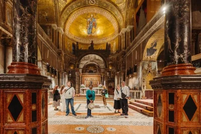 Descubra a basílica de são marcos em veneza após o horário de visita, admire os mosaicos dourados em silêncio e explore o palácio ducal com um grupo pequeno. entrada sem filas incluída.