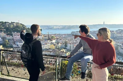 Découvrez lisbonne en tuk tuk privé : ruelles d'alfama, monuments au bord du tage à belém, pause déjeuner en bord de mer et prise en charge à l’hôtel. explorez la ville à votre rythme.