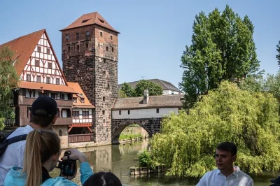Plongez dans les ruelles médiévales de nuremberg, découvrez ses légendes, visitez la maison d’albrecht dürer et le château impérial lors d’une balade en petit groupe avec un guide natif.
