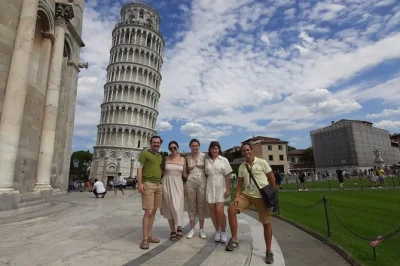 Explore a piazza dei miracoli em pisa com guia local, entrada sem fila na catedral, acústica do batistério e subida opcional na torre de pisa. grupo pequeno para uma experiência mais próxima.