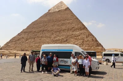 Parti da alessandria, raggiungi il cairo per le piramidi di giza, un giro in cammello vicino alla sfinge, la piramide a gradoni di saqqara e pranzo incluso con pick-up.
