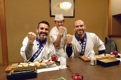 Scopri il vivace mercato tsukiji di tokyo, assaggia sapori freschissimi e impara a fare sushi con un vero chef locale. tour guidato, lezione pratica e pranzo con tè e zuppa inclusi.