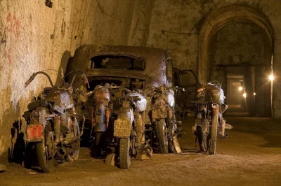 Descubra a história escondida de nápoles com um tour guiado pela galleria borbonica—explore relíquias da segunda guerra, carros antigos e túneis secretos, com opções flexíveis de entrada.