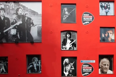 Scopri il museo irish rock 'n' roll di dublino, visita studi di registrazione ancora attivi, ammira memorabilia leggendarie e ascolta storie da una guida locale appassionata. ingresso incluso.