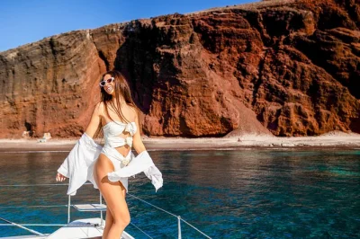 Vivi la brezza dell’egeo con una crociera in catamarano a santorini, con soste per nuotare a red beach, thirasia e alle sorgenti termali vulcaniche. include pranzo bbq, open bar e trasferimento.