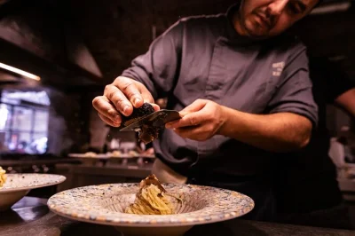 Descubra o melhor da culinária florentina com massa ao trufado, bife fiorentino e vinhos toscanos premium numa noite guiada em florença. inclui degustação em adega, gelato artesanal e passeio pela