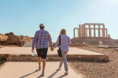 Tour privato di mezza giornata a cape sounion e al tempio di poseidone. percorso lungo la riviera di atene, pranzo locale e possibilità di nuotare al lago vouliagmeni.