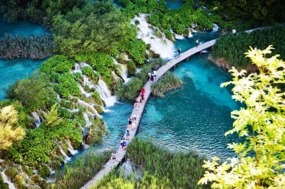 Découvrez les lacs de plitvice entre split et zagreb. randonnée guidée, promenade en bateau et train électrique inclus, avec transfert et guide local. réservez votre excursion avec prise en charg