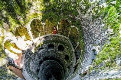 Scopri quinta da regaleira a sintra con biglietto salta fila, accoglienza personalizzata e mappa. esplora pozzi misteriosi, tunnel e giardini al tuo ritmo.