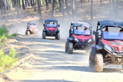 Disfruta un safari en buggy cerca de fethiye, explora el pueblo fantasma de kayaköy y refréscate nadando en la bahía de gemiler. incluye recogida en hotel y guía.