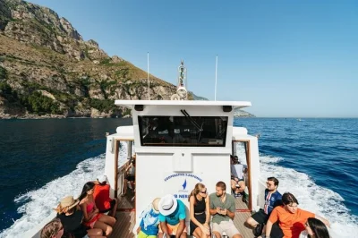 Disfruta la brisa marina navegando de sorrento a amalfi y positano, con paradas para explorar, historias locales y traslado incluido. reserva tu escapada costera hoy.