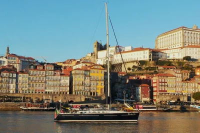 Scopri porto dal fiume douro a bordo di una barca a vela, con storie locali, snack e bevande inclusi. prenota subito il tuo posto!