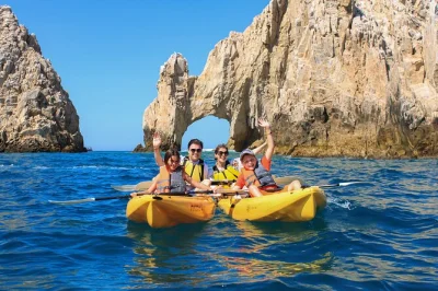 Vivi l’alba in kayak all’arco di cabo, sbarca alla spiaggia degli innamorati e fai snorkeling alla barriera di pelican rock in un piccolo gruppo con guida e attrezzatura inclusa.