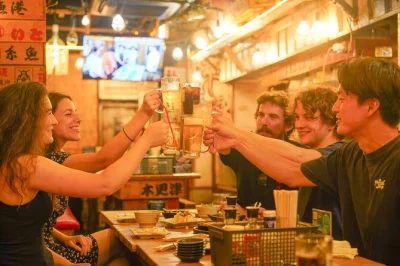 Vivi la notte a shinjuku tokyo con una guida locale, tra izakaya autentici e i bar unici di golden gai. cena inclusa, drink illimitati e gruppo ristretto.