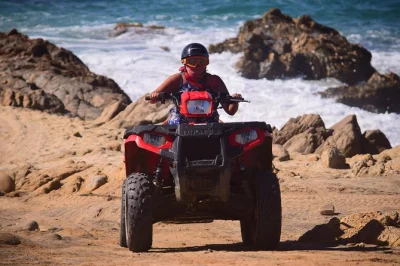 Vivi il vento della baja con un tour in atv a migrino beach, attraversa sentieri desertici fino al pacifico, ammira antichi cactus e concludi con una degustazione di tequila. include pick-up e attrezz