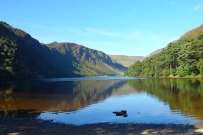 Parti da dublino, attraversa le valli selvagge di wicklow, scopri le antiche rovine di glendalough e passeggia per le vie medievali di kilkenny con guida locale e comodo pullman.