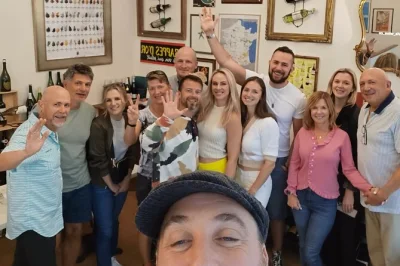 Paris, französische weine und käse: genieße 7 ausgewählte weine mit einem zertifizierten sommelier in einer gemütlichen art-déco-boutique – inklusive baguette und unvergesslichen geschichten.