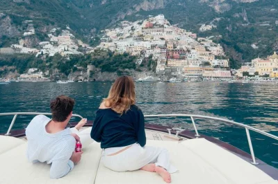 Evita el tráfico de sorrento navegando en barco, nada en las islas li galli y recorre positano y amalfi en grupo pequeño—incluye recogida en hotel, bebidas y snacks a bordo.