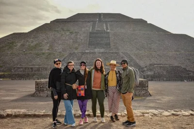 Scopri teotihuacan prima della folla, passeggia lungo la via dei morti e ascolta le storie di una guida locale. include trasporto a/r da cdmx e ingresso al sito.