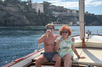Disfruta la brisa marina en un gozzo clásico de sorrento, nada en aguas turquesas, visita bagni della regina giovanna y prueba el auténtico limoncello. incluye patrón y equipo.
