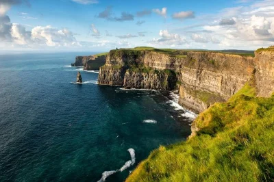 Scopri le cliffs of moher, passeggia per le vivaci strade di galway e attraversa il paesaggio selvaggio del burren in questa escursione da dublino con guida e ingresso inclusi.