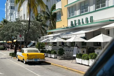 Siente el ritmo de miami en un tour de día completo: pasea por ocean drive, prueba un cafecito en little havana, descubre los murales de wynwood con guía local y recogida fácil.