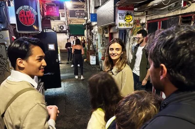 Scopri i vicoli segreti di shinjuku, assaggia yakitori a memory lane, sorseggia una bevanda da distributore e vivi il ritmo della notte di tokyo con una guida locale. bevanda inclusa.