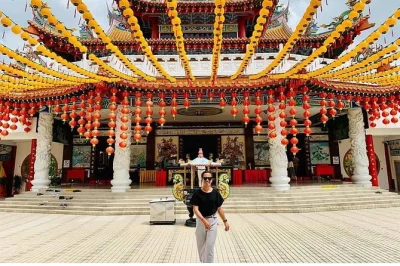 Siente el ritmo de kuala lumpur en un tour por la ciudad: torres petronas, paseo por river of life, visita a templos y mezquitas, con recogida en hotel.