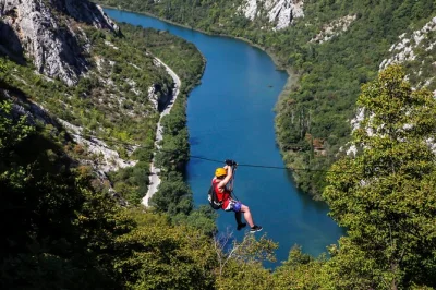 Vivez la sensation du vent au-dessus des gorges de la cetina lors d’une aventure tyrolienne près d’omis. huit câbles, guides locaux, équipement complet inclus. transport aller-retour assuré.