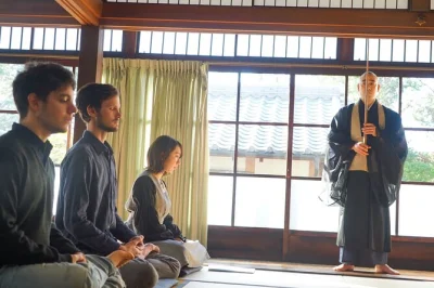 Scopri i giardini zen di kyoto, prova la meditazione zazen al tempio tofukuji e gusta un pranzo tradizionale buddhista—con ingresso e guida locale inclusi.