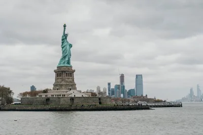 Découvrez la statue de la liberté et ellis island avec un guide new-yorkais, billets ferry coupe-file et temps libre pour explorer les musées à votre rythme.