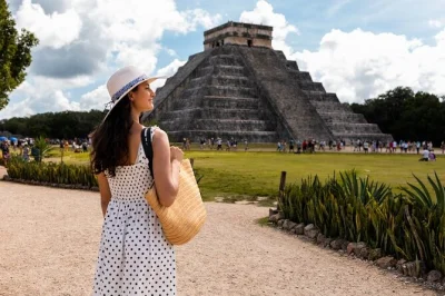 Visita chichen itza prima della folla, nuota in un cenote sacro, assaggia la tequila e passeggia per le strade colorate di valladolid. include pick-up e pranzo a buffet.