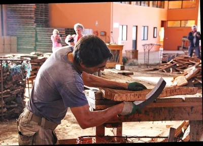 Descubre una fábrica de corcho cerca de porto, toca el corcho en bruto, charla con artesanos locales y visita una tienda moderna. accesible para sillas de ruedas y ideal para familias.