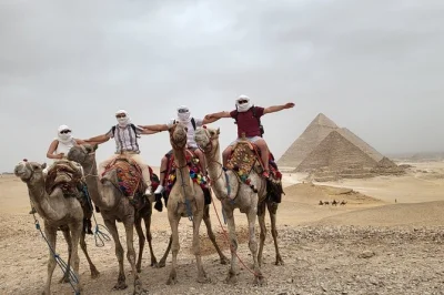 Vola da hurghada al cairo per un giorno tra le piramidi di giza, la sfinge e il museo egizio con guida locale. include pranzo, trasferimenti e voli.