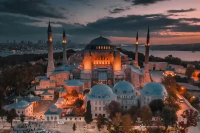 Descubre sultanahmet en estambul con guía local, visita de cerca santa sofía y la mezquita azul, pasea por el gran bazar y disfruta de recogida en hotel incluida.