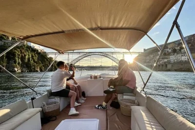 Scivola sotto i ponti di porto e tra le cantine del douro, assaggiando tre vini porto con stuzzichini. guida locale, ingressi inclusi e acqua in bottiglia.