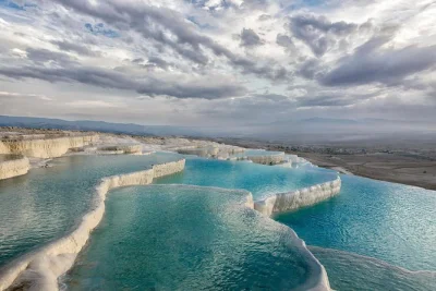Descubre pamukkale y las ruinas de hierápolis en una excursión desde izmir. relájate en las piscinas termales de travertino y disfruta de un almuerzo típico. incluye recogida en hotel.
