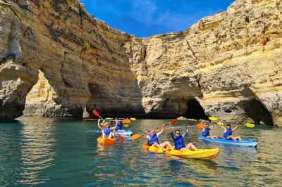 Descubre praia de benagil remando en kayak por cuevas marinas y arcos dorados con un grupo reducido. incluye kayak, chaleco salvavidas, funda impermeable y guía local.