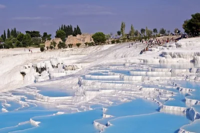 Pamukkale, hierápolis y sus piscinas termales: descubre sus ruinas, pasea descalzo por las terrazas blancas y disfruta un almuerzo con guía local. incluye traslado y entradas.