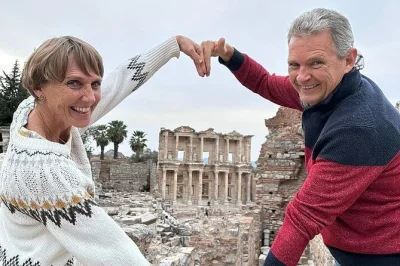 Descubre la antigua Éfeso y el templo de artemisa en un tour privado desde el puerto de kusadasi, con guía y almuerzo incluidos. recogida y paseo por selçuk también incluidos.